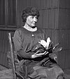 https://upload.wikimedia.org/wikipedia/commons/thumb/f/f9/Hellen_Keller_circa_1920.jpg/100px-Hellen_Keller_circa_1920.jpg